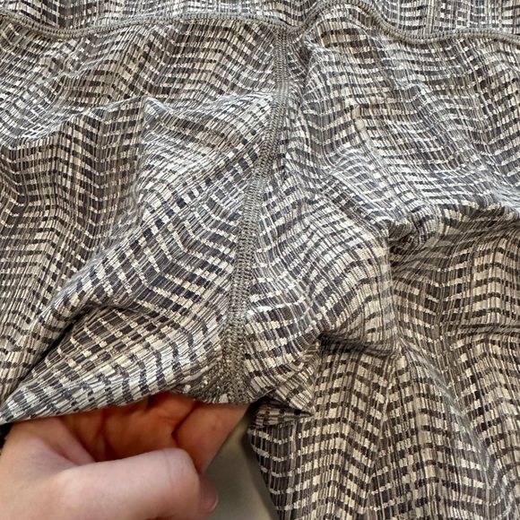 LULULEMON LEGGINGS - SIZE 4 - Picture 3 of 9